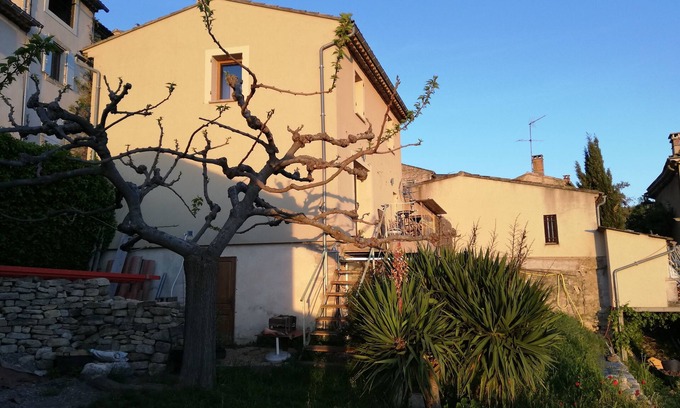 Saignon Villa | LA MAISON D'ETIENNE - breathtaking views, terrace, garden, quiet. In the heart of SAIGNON