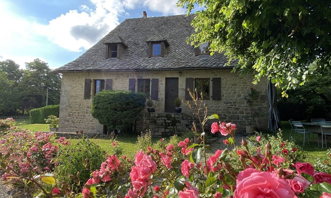 Goulles House | La Maison de Lauze: Charming cottage on the farm