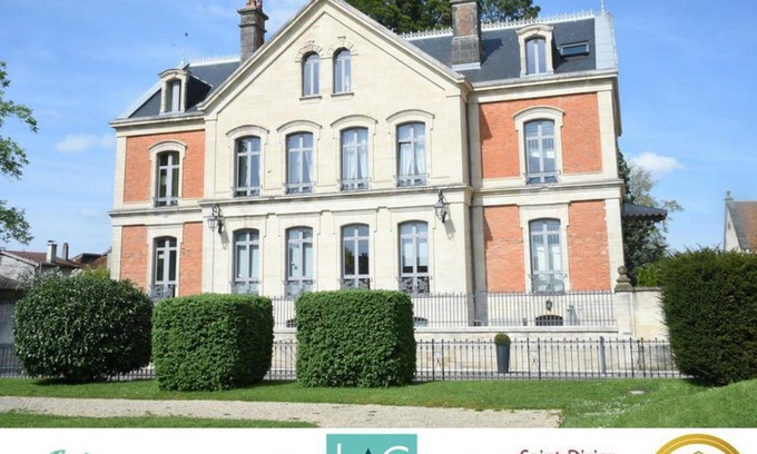 Jagée House | La Maison Des Officiers