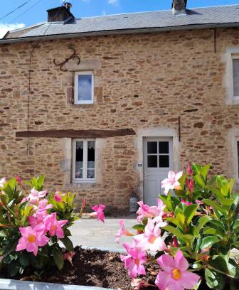 Manhac House | La Maison des Rosiers