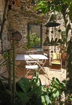 Aigueze House | La maison du brocanteur