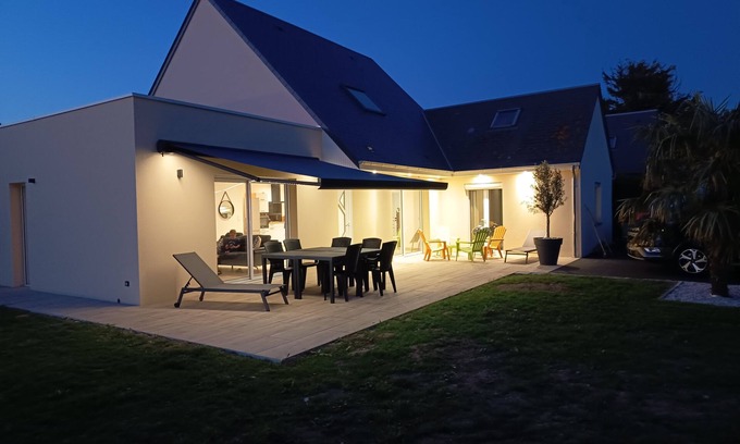 Saint-Laurent-sur-Mer House | La maison des Laquais offers 3 bedrooms for 6 people.