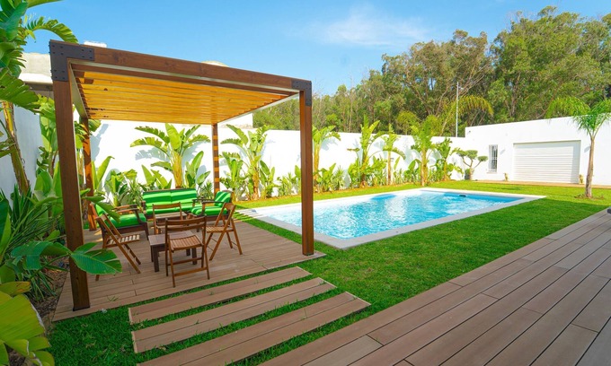 La Marsa Villa | La Marina: secure seaside with pool