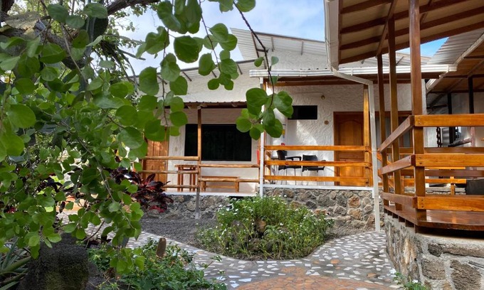 Bahia de la Academia Hotel | La Peregrina Galapagos B&B