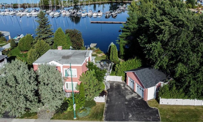 Roberval House | La Perle Rose du Lac-St-Jean