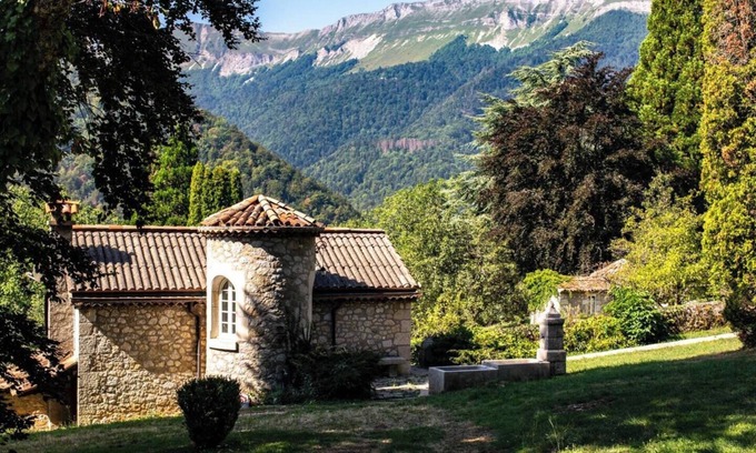 Gex House | La Petite Maison, Charming Cottage w/Scenic Views, Garden & Fire Pit
