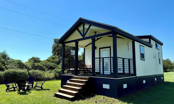 Victoria House | La Petite Maison - Tiny Home in Victoria, TX