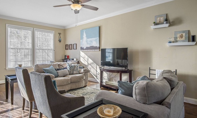 La Plata House | La Plata Maryland Manor - Pet Friendly Townhouse by Hospital & Food - Sleeps 6