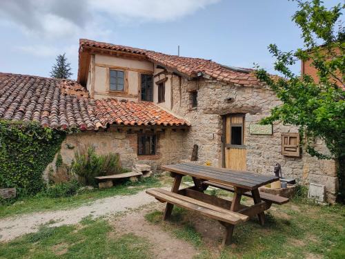 Atapuerca Hostel | La plazuela verde