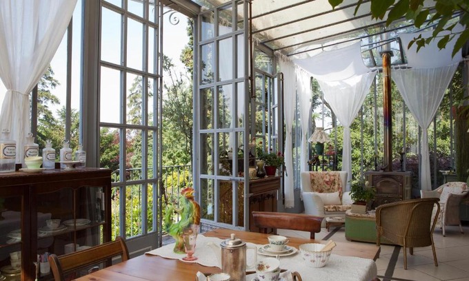 Giverny Bed & Breakfast | La Pluie de Roses