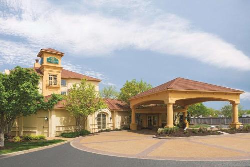 Maryland Heights Hotel | La Quinta by Wyndham St. Louis Westport