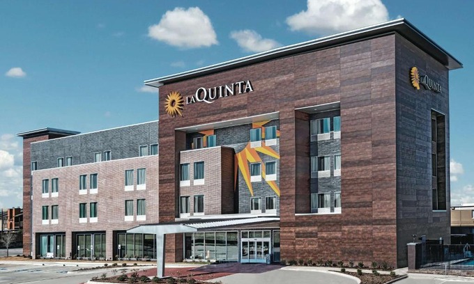 Grand Prairie Hotel | La Quinta by Wyndham Dallas Grand Prairie North