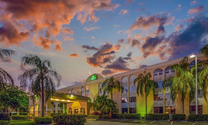 Miami Lakes Hotel | La Quinta Inn & Suites by Wyndham Miami Lakes