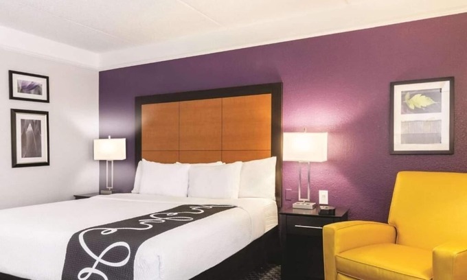 Airport North Hotel | La Quinta Orlando | 1 King Bed | Free Shuttle & Breakfast | Onsite Pool | Gym