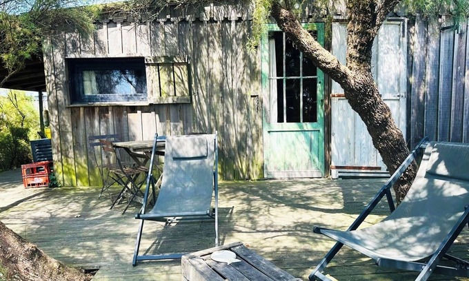 Saint-Vivien-de-Medoc Cabin | 'La Remise à Bateaux': Fisherman's hut feet in the water, Pointe Médoc