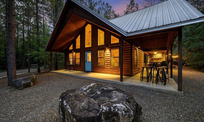 Broken Bow Cabin | LA ROCA - Luxury Honeymoon Cabin, Hot Tub, Outdoor Fireplace, Walk to Dining!