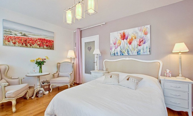 Les Poulettes Apartment | “La Romance”: voluptuous and cozy! - Air conditioning and free/secure parking!