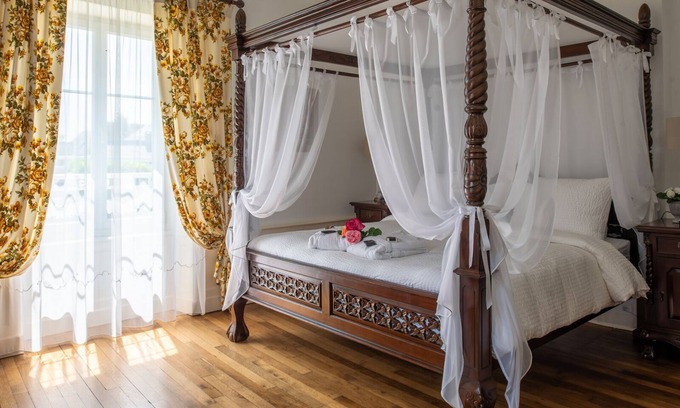 Ducey Bed & Breakfast | La Rose de Ducey, Romantic room "La Rose Féérique" in the bay of Mt St Michel