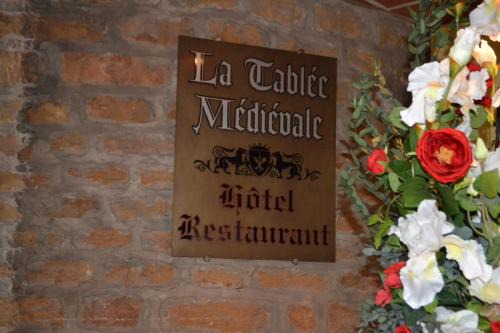 Civrieux-d'Azergues Hotel | La Tablée Médiévale