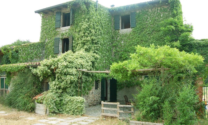 Valeggio sul Mincio House | La Torretta: near Peschiera del Garda, surrounded by greenery, quiet