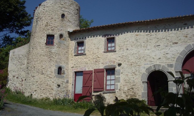 Breuil-Barret Bed & Breakfast | La Tour des Laudes