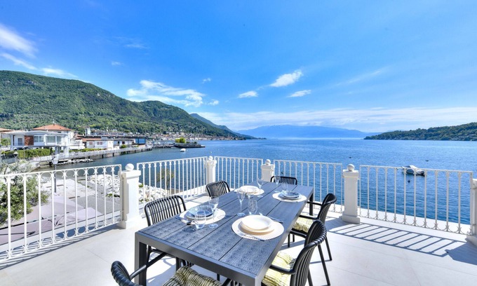 Salo Apartment | La Vela Deluxe lakefront in Salò