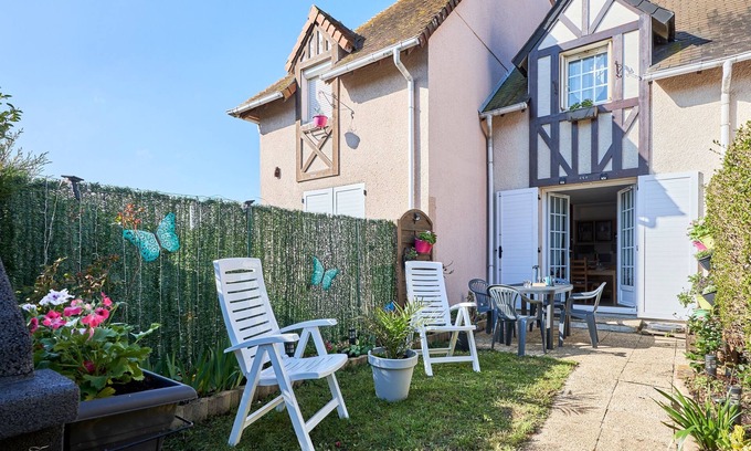 Courseulles-sur-Mer Apartment | La Villa Fleurie - Appt à 50m de la plage