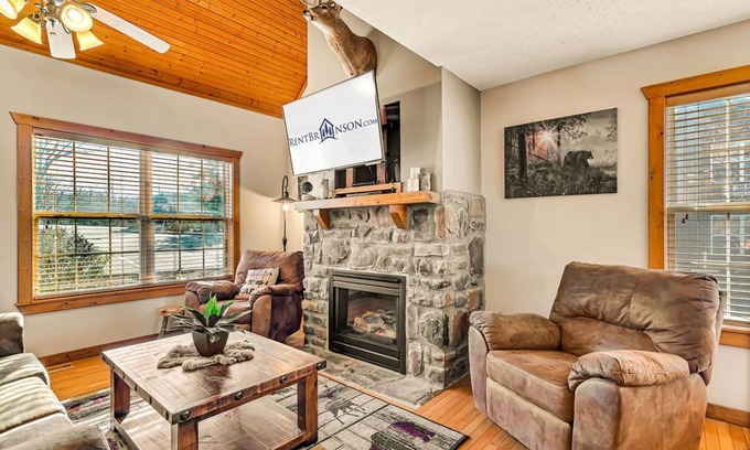 Reeds Spring Cabin | Labor Day Open, Near Silver Dollar City & Entertainment with Free Tickets Romantic Getaway!