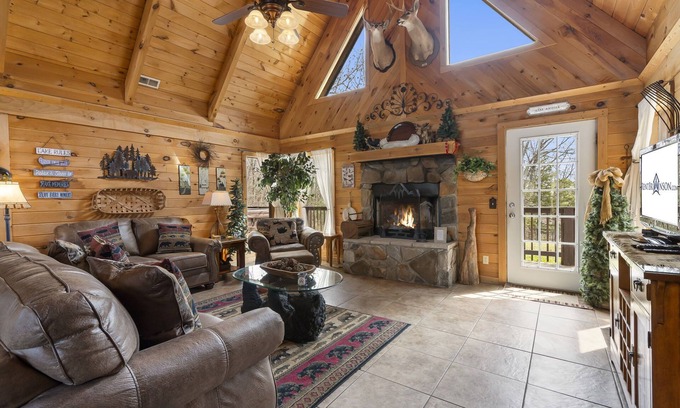 Branson Cedars Cabin | Labor Day Open, Real Log Cabin Near Big Cedar w Pvt Fire Pit Hot Tub Wood View Free Tickets