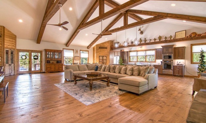 Blue Eye House | Labor Day Open, Vaulted Ceilings, Gourmet Kitchen Appliances, Hot Tub, Car Charger, Cmty Pool