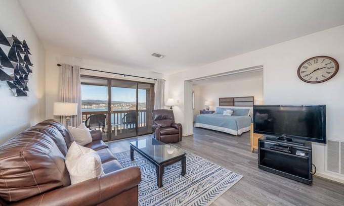 Lake Hamilton Condo | Labor Day Special! South Shore 1 bdrm/Cabana/MiniGolf/Pickleball/2 PoolsGameroom