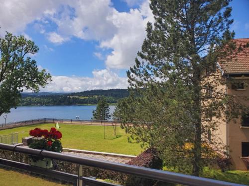Malbuisson Apartment | Lac Saint-Point au balcon