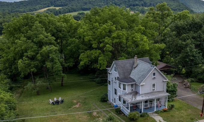Camptown House | LaceyVilla - Huge home in Endless Mountains