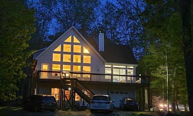 Rowland House | Lackawaxen Country Home with a View