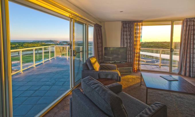 Warrnambool Hotel | Lady Bay Resort