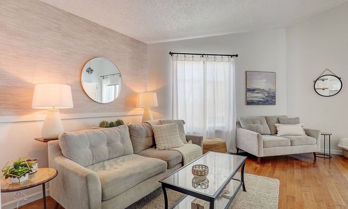 Highlands Condo | Lake Arbor Penthouse Suite🐠Short walk to Arbor Lake, gym, dining and shopping!