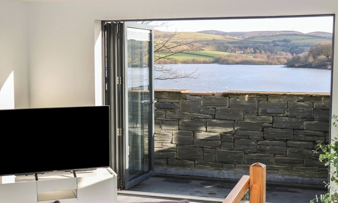 Littleborough Cottage | LAKE BANK VIEWS, romantic, with a garden in Littleborough