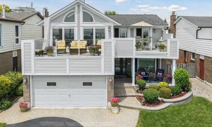 Ajax Apartment | Lake Breeze Apartment, EV Charging & Free Parking
