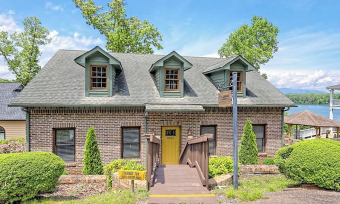 Hiawassee House | Lake Chatuge Bungalow - by Chatuge Home Concierge Lake and mountain view, fire pit, pet friendly
