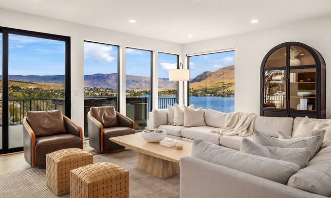 Chelan Villa | Lake Chelan Luxury Villa – Stunning Views l Beach Pool Spa Sauna