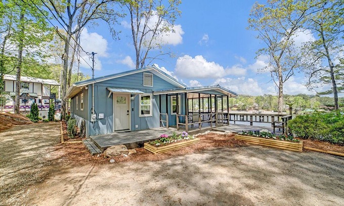 Alpine Bay Cottage | Lake Cottage - Sleeps 10 - Clean and Modern - Great Views