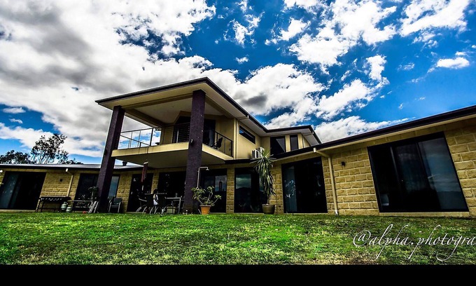 Eildon House | Lake Eildon Heights is situated on 30 acres adjoining 600 acres of