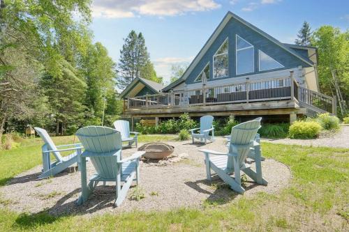 Pontiac House | Lake Escape - Waterfront, Hot tub, Sleeps 14