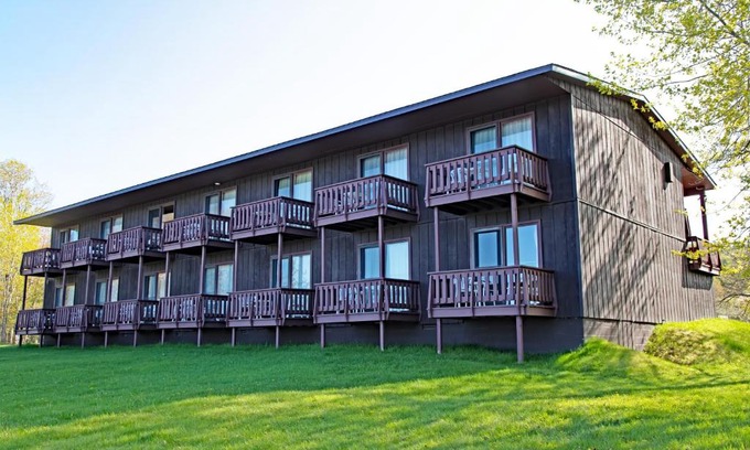 Copper Harbor Hotel | Lake Fanny Hooe Resort-2 Bed With Balcony #21 Hotel Room