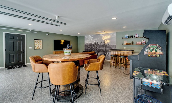 Hayward Cabin | Lake Front, Arcade, Kayaks, Fire pit-NEWLY REMODELED Callahan's Shore Thing