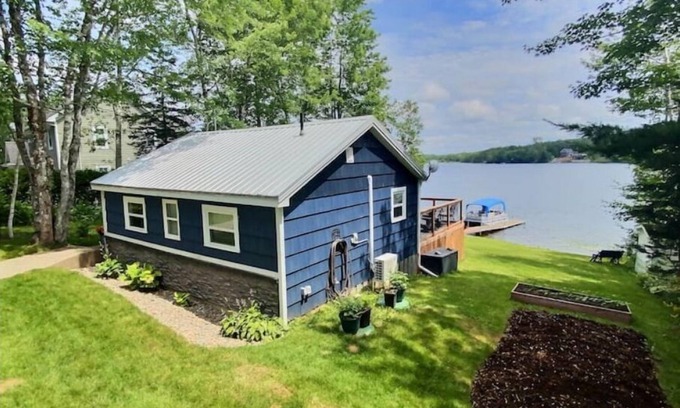 Shortts Lake Cottage | Lake Front Bliss: Cozy And Modern Cottage Retreat