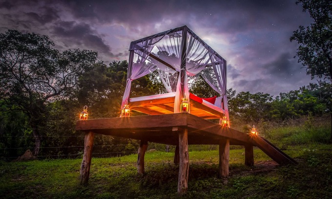 Balangoda Ski Chalet | Lake Front Glamping Suite with a Bush Bathtub