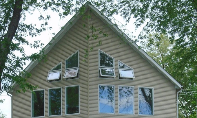 Haslett House | LAKE FRONT HOME - Great Boating, fishing & swimming!