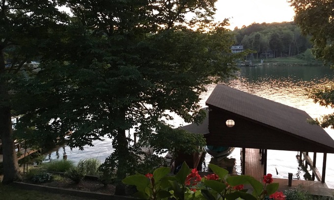 Howard Cabin | Lake Front Luxury Cabin