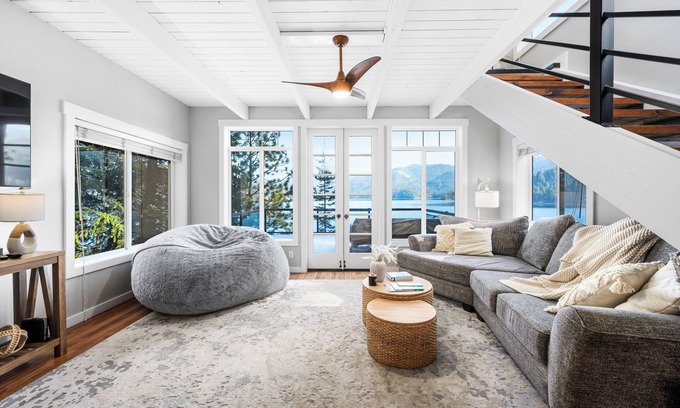 Clarksville Ski Chalet | Lake Front Oasis- Breathtaking Views- Hot Tub- Dock-8 Min to Town